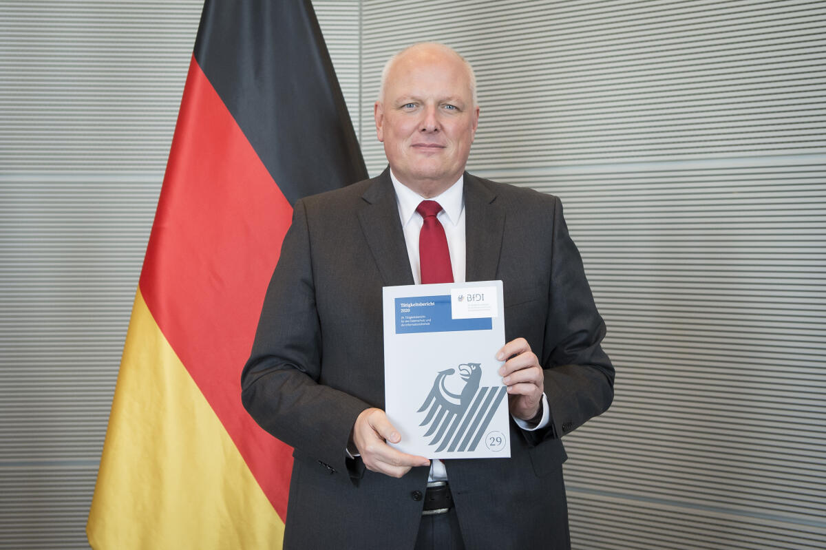 Übergabe des 29. Tätigkeitsberichts des Bundesbeauftragten für Datenschutz und Informationsfreiheit, Prof. Ulrich Kelber. Kelber, Ulrich Übergabe des 29. Tätigkeitsberichts des Bundesbeauftragten für Datenschutz und Informationsfreiheit, Prof. Ulrich Kelber.