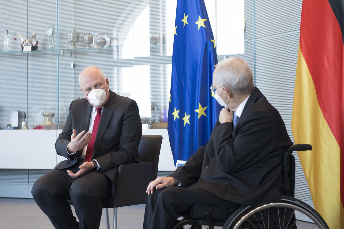 Übergabe des 29. Tätigkeitsberichts des Bundesbeauftragten für Datenschutz und Informationsfreiheit, Prof. Ulrich Kelber (l) an Bundestagspräsident Dr. Wolfgang Schäuble, CDU/CSU, MdB. Schäuble, Wolfgang; Kelber, Ulrich Übergabe des 29. Tätigkeitsberichts des Bundesbeauftragten für Datenschutz und Informationsfreiheit, Prof. Ulrich Kelber (l) an Bundestagspräsident Dr. Wolfgang Schäuble, CDU/CSU, MdB.