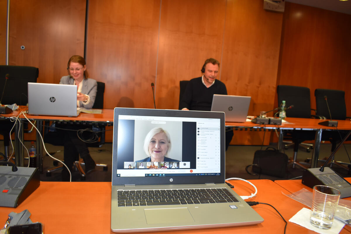 Jugendmedienworkshop 2021Gesprächsrunde der Jugendlichen mit der Schirmherrin und Bundestagsvizepräsidentin Dagmar Ziegler während des Jugendmedienworkshops 2021.; Przyrowski, Sebastian; Ziegler, Dagmar; Jander, Stefanie Jugendmedienworkshop 2021Gesprächsrunde der Jugendlichen mit der Schirmherrin und Bundestagsvizepräsidentin Dagmar Ziegler während des Jugendmedienworkshops 2021.;