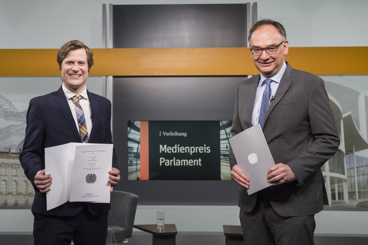 Medienpreis-Verleihung als Aufzeichnung im TV-Studio des Parlamentsfernsehen: Boris Herrmann und Nico Fried mit ihrem Medienpreis-Urkunden im Studio des Parlamentsfernsehens Medienpreis-Verleihung als Aufzeichnung im TV-Studio des Parlamentsfernsehen: Boris Herrmann und Nico Fried mit ihrem Medienpreis-Urkunden im Studio des Parlamentsfernsehens