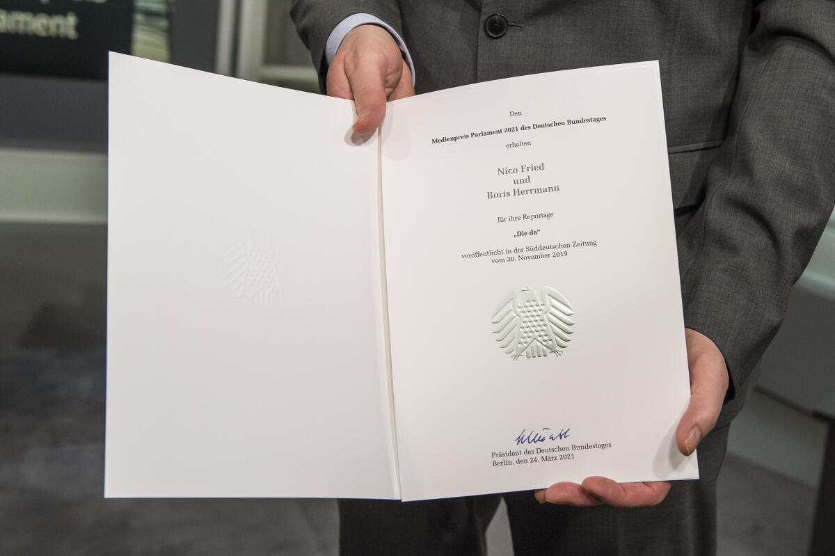 Medienpreis-Verleihung als Aufzeichnung im TV-Studio des Parlamentsfernsehen: Urkunde über die Verleihung des Medienpreises Parlament 2021 an Boris Herrmann, Nico Fried. Medienpreis-Verleihung als Aufzeichnung im TV-Studio des Parlamentsfernsehen: Urkunde über die Verleihung des Medienpreises Parlament 2021 an Boris Herrmann, Nico Fried.