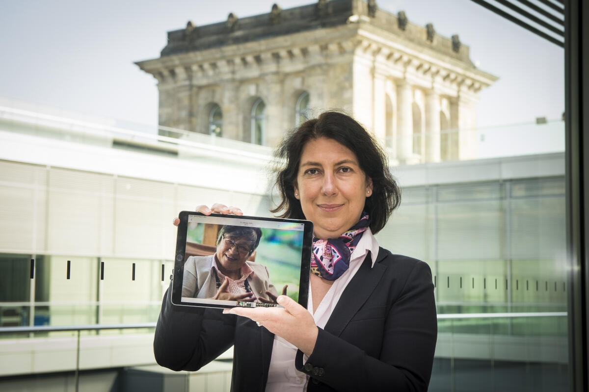 Hessel, Katja Katja Hessel, FDP, MdB, hält für die Serie „Parlamentarier schützen Parlamentarier“ ein Bildnis ihres „Schützlings“ Helen Mack aus Guatemala in den Händen.