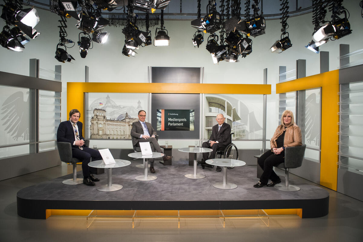 Medienpreis-Verleihung als Aufzeichnung im TV-Studio des Parlamentsfernsehen: (l-r) die beiden Preisträger von der Süddeutschen Zeitung Boris Herrmann, Nico Fried, Bundestagspräsident Wolfgang Schäuble, MdB, CDU/CSU, die Moderatorin Claudia Nothelle. Schäuble, Wolfgang Medienpreis-Verleihung als Aufzeichnung im TV-Studio des Parlamentsfernsehen: (l-r) die beiden Preisträger von der Süddeutschen Zeitung Boris Herrmann, Nico Fried, Bundestagspräsident Wolfgang Schäuble, MdB, CDU/CSU, die Moderatorin Claudia Nothelle.