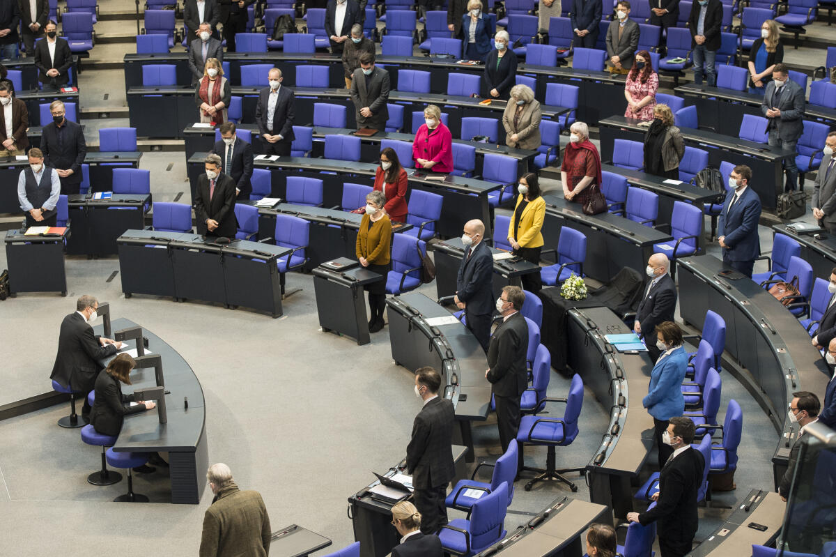 Trauerminute für die verstorbene Abgeordnete Karin Strenz, CDU/CSU, MdB - die Abgeordenten erheben sich. Trauerminute für die verstorbene Abgeordnete Karin Strenz, CDU/CSU, MdB - die Abgeordenten erheben sich.