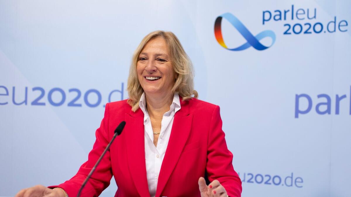 Dr. Ute Rettler, Direktorin des Bundesrates, im Gespräch mit Kolleginnen und Kollegen während des Treffens der Generalsekretärinnen und Generalsekretäre. Rettler, Ute Dr. Ute Rettler, Direktorin des Bundesrates, im Gespräch mit Kolleginnen und Kollegen während des Treffens der Generalsekretärinnen und Generalsekretäre.
