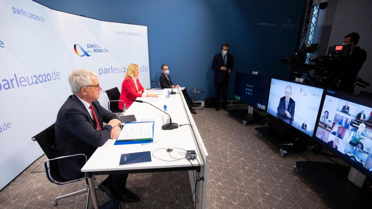 Dr. Lorenz Müller, Direktor beim Deutschen Bundestag und Dr. Ute Rettler, Direktorin des Bundesrates, im Gespräch mit Kolleginnen und Kollegen, während des Treffens der Generalsekretärinnen und Generalsekretäre. Müller, Lorenz; Rettler, Ute Dr. Lorenz Müller, Direktor beim Deutschen Bundestag und Dr. Ute Rettler, Direktorin des Bundesrates, im Gespräch mit Kolleginnen und Kollegen, während des Treffens der Generalsekretärinnen und Generalsekretäre.