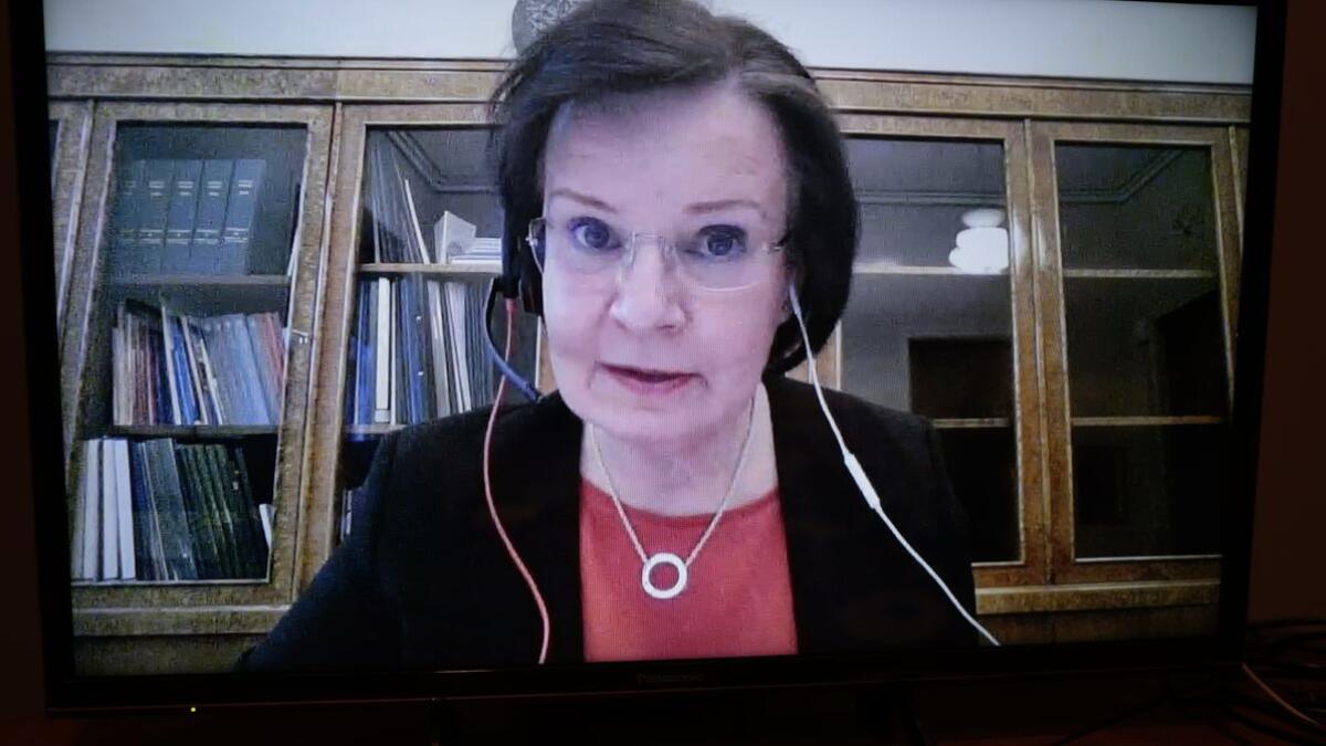 Maija-Leena Paavola, Generalsekretärin der finnischen Eduskunta, im Gespräch mit Kollegen und Kolleginnen während des Treffens der Generalsekretärinnen und Generalsekretäre. Paavola, Maija-Leena Maija-Leena Paavola, Generalsekretärin der finnischen Eduskunta, im Gespräch mit Kollegen und Kolleginnen während des Treffens der Generalsekretärinnen und Generalsekretäre.