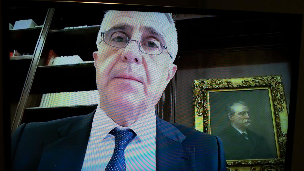 Auf dem Splitscreen: Manuel Cavero, Generalsekretär des spanischen Senats, im Gespräch mit Kolleginnen und Kollegen während des Treffens der Generalsekretärinnen und Generalsekretäre. ; Das Treffen fand, coronabedingt, als Videokonferenz statt. Cavero, Manuel Auf dem Splitscreen: Manuel Cavero, Generalsekretär des spanischen Senats, im Gespräch mit Kolleginnen und Kollegen während des Treffens der Generalsekretärinnen und Generalsekretäre. ; Das Treffen fand, coronabedingt, als Videokonferenz statt.