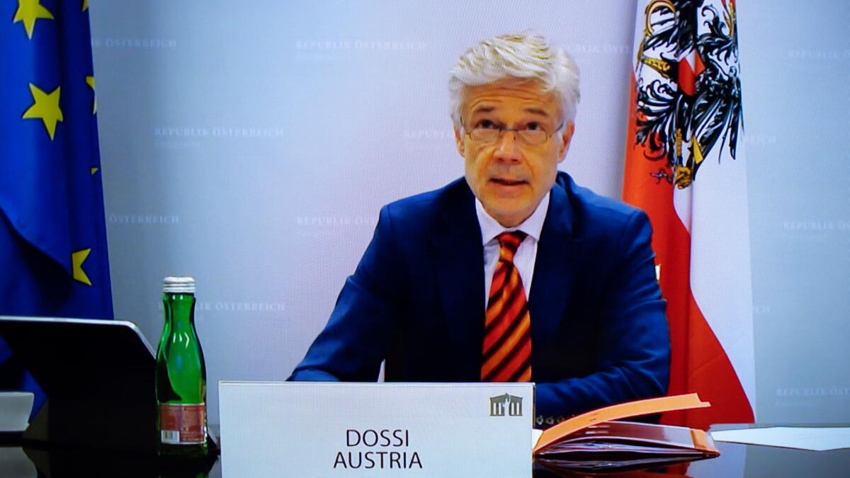Dr. Harald Dossi, Generalsekretär des österreichischen Nationalrates, im Gespräch mit Kolleginnen und Kollegen während des Treffens der Generalsekretärinnen und Generalsekretäre. ; Das Treffen fand, coronabedingt, als Videkonferenz statt. Dossi, Harald Dr. Harald Dossi, Generalsekretär des österreichischen Nationalrates, im Gespräch mit Kolleginnen und Kollegen während des Treffens der Generalsekretärinnen und Generalsekretäre. ; Das Treffen fand, coronabedingt, als Videkonferenz statt.