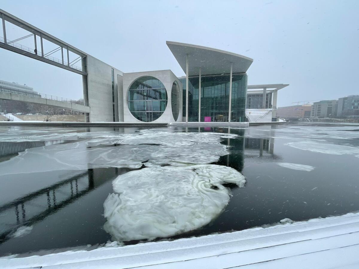 Eisschollen schwimmen während der Winterzeit am Marie-Elisabeth-Lüders-Haus auf der Spree vorbei Eisschollen schwimmen während der Winterzeit am Marie-Elisabeth-Lüders-Haus auf der Spree vorbei