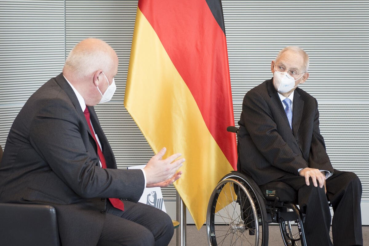 Übergabe des 29. Tätigkeitsberichts des Bundesbeauftragten für Datenschutz und Informationsfreiheit, Prof. Ulrich Kelber (l) an Bundestagspräsident Dr. Wolfgang Schäuble, CDU/CSU, MdB. Schäuble, Wolfgang; Kelber, Ulrich Übergabe des 29. Tätigkeitsberichts des Bundesbeauftragten für Datenschutz und Informationsfreiheit, Prof. Ulrich Kelber (l) an Bundestagspräsident Dr. Wolfgang Schäuble, CDU/CSU, MdB.