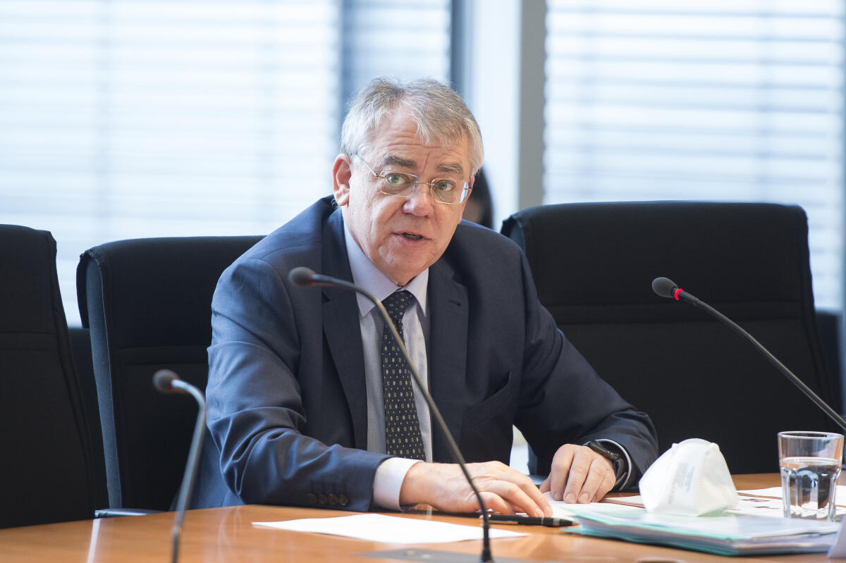 Klaus-Heiner Lehne, Präsident des Europäischen Rechnungshofes stellt den Abgeordneten verschiedene Jahresberichte des ERH im Haushaltsausschuss vor. Klaus-Heiner Lehne, Präsident des Europäischen Rechnungshofes stellt den Abgeordneten verschiedene Jahresberichte des ERH im Haushaltsausschuss vor.