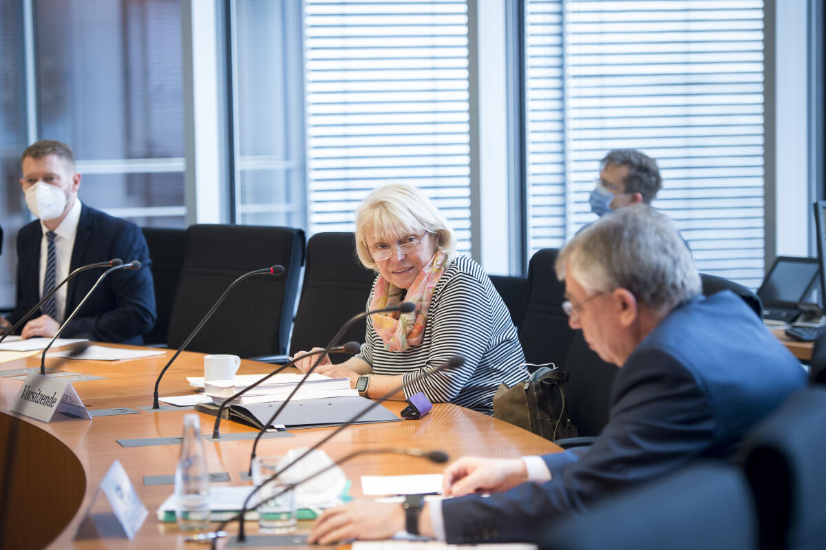 Klaus-Heiner Lehne (r), Präsident des Europäischen Rechnungshofes stellt den Abgeordneten verschiedene Jahresberichte des ERH im Haushaltsausschuss vor. Die Ausschussvorsitzende Doris Barnett (m), SPD, MdB, leitet die Sitzung. Barnett, Doris Klaus-Heiner Lehne (r), Präsident des Europäischen Rechnungshofes stellt den Abgeordneten verschiedene Jahresberichte des ERH im Haushaltsausschuss vor. Die Ausschussvorsitzende Doris Barnett (m), SPD, MdB, leitet die Sitzung.