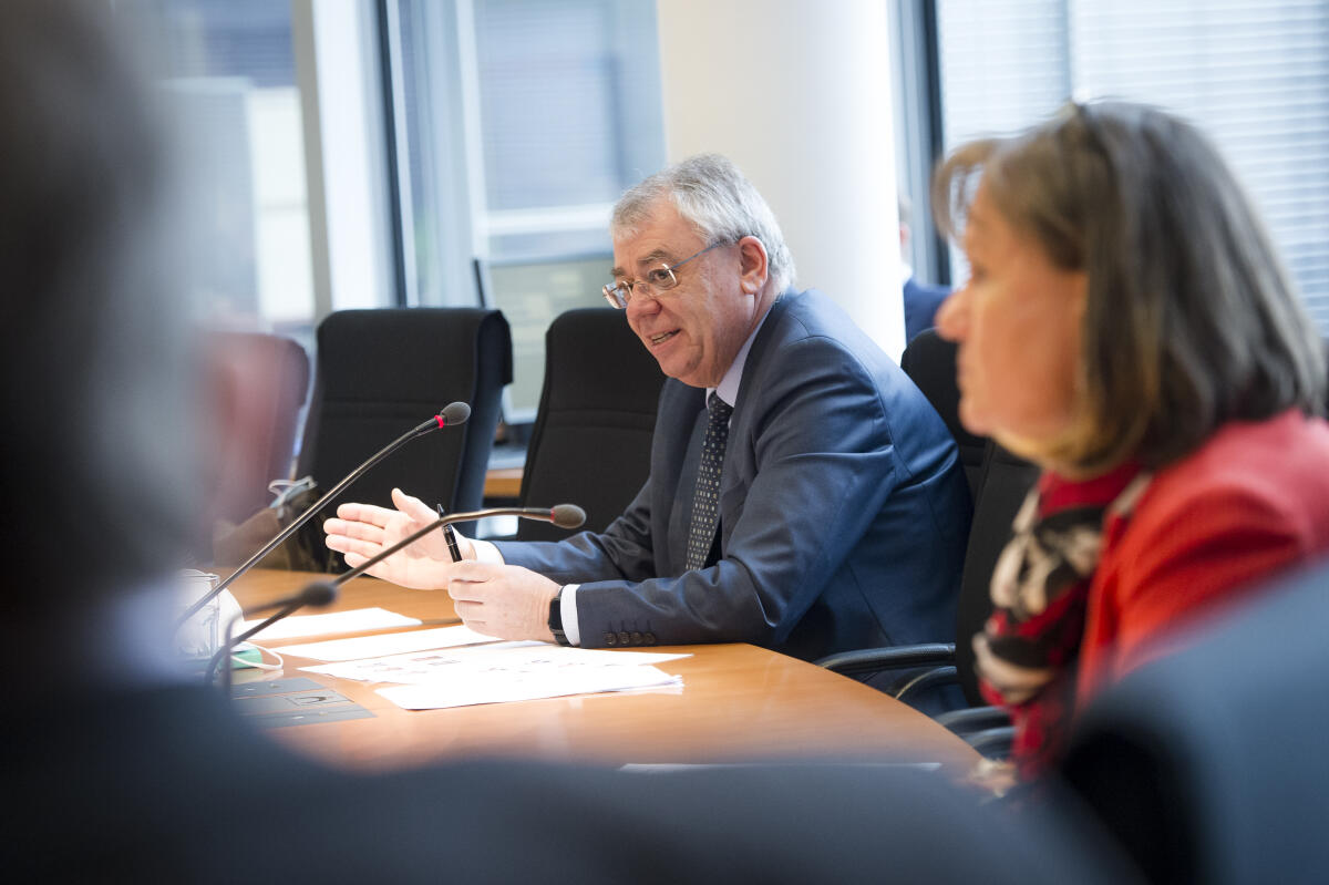  Klaus-Heiner Lehne (m), Präsident des Europäischen Rechnungshofes stellt den Abgeordneten verschiedene Jahresberichte des ERH im Haushaltsausschuss vor.