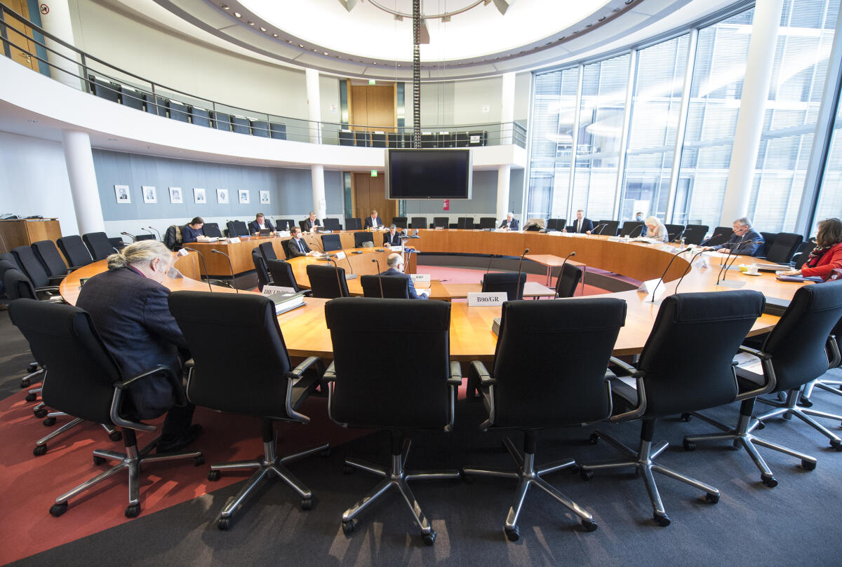 Klaus-Heiner Lehne, Präsident des Europäischen Rechnungshofes stellt den Abgeordneten verschiedene Jahresberichte des ERH im Haushaltsausschuss vor - Blick in den Sitzungssaal. Klaus-Heiner Lehne, Präsident des Europäischen Rechnungshofes stellt den Abgeordneten verschiedene Jahresberichte des ERH im Haushaltsausschuss vor - Blick in den Sitzungssaal.