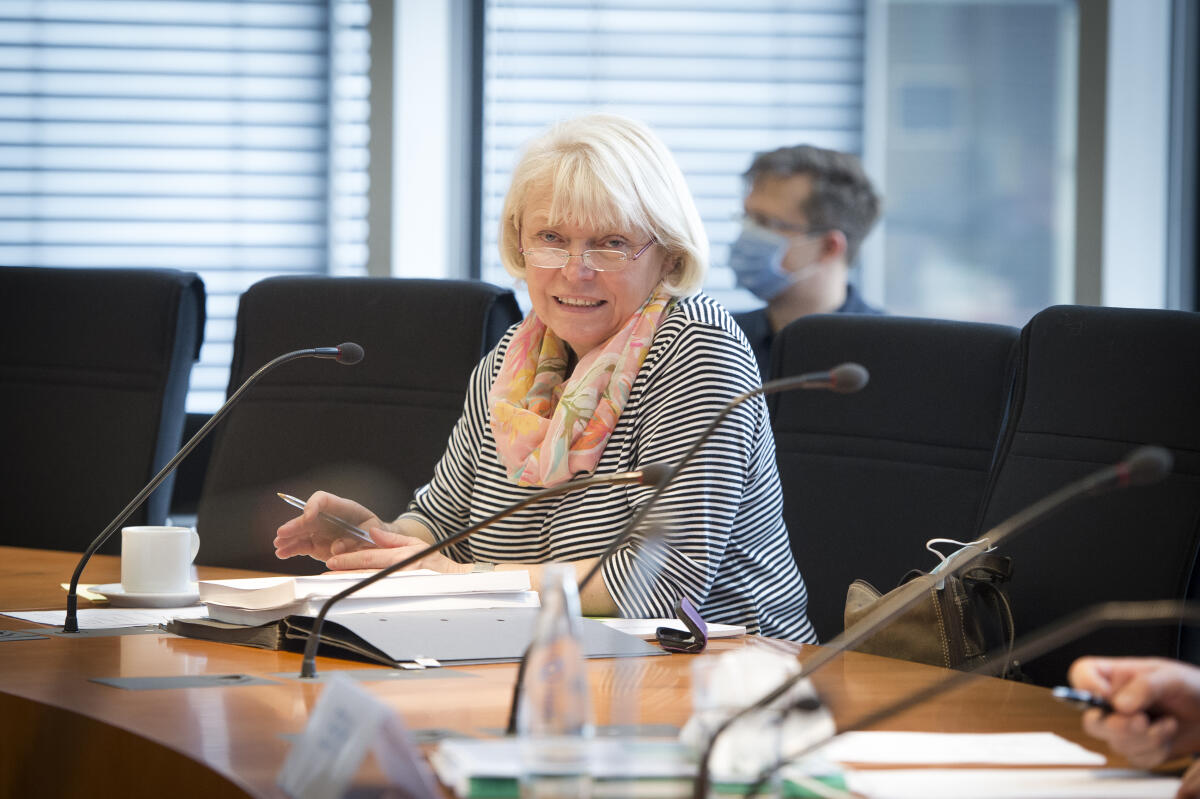 Barnett, Doris Klaus-Heiner Lehne, Präsident des Europäischen Rechnungshofes stellt den Abgeordneten verschiedene Jahresberichte des ERH im Haushaltsausschuss vor. Die Ausschussvorsitzende Doris Barnett (im Bild), SPD, MdB, leitet die Sitzung.