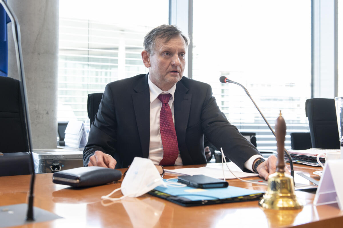 Kay Gottschalk, AfD, MdB, Vorsitzender des 3. Untersuchungsausschusses "Wirecard", vor Beginn der Zeugenbefragung. Gottschalk, Kay Kay Gottschalk, AfD, MdB, Vorsitzender des 3. Untersuchungsausschusses "Wirecard", vor Beginn der Zeugenbefragung.