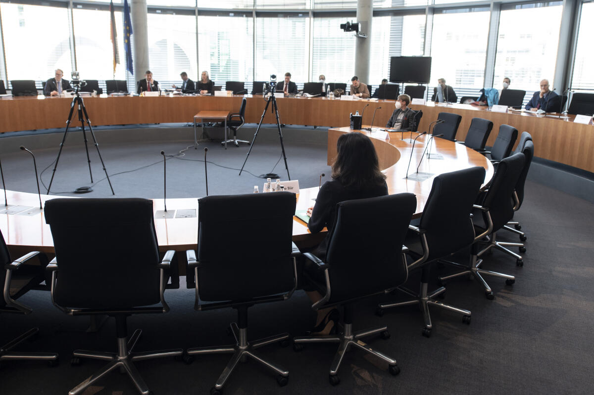 Dorothee Bär (mitte, vorne), CDU/CSU, MdB, Staatsministerin für Digitales im Bundeskanzleramt, vor Beginn einer Befragung durch den 3. Untersuchungsausschuss "Wirecard" im Europasaal im Paul-Löbe-Haus - Blick in den Sitzungssaal. Dorothee Bär (mitte, vorne), CDU/CSU, MdB, Staatsministerin für Digitales im Bundeskanzleramt, vor Beginn einer Befragung durch den 3. Untersuchungsausschuss "Wirecard" im Europasaal im Paul-Löbe-Haus - Blick in den Sitzungssaal.