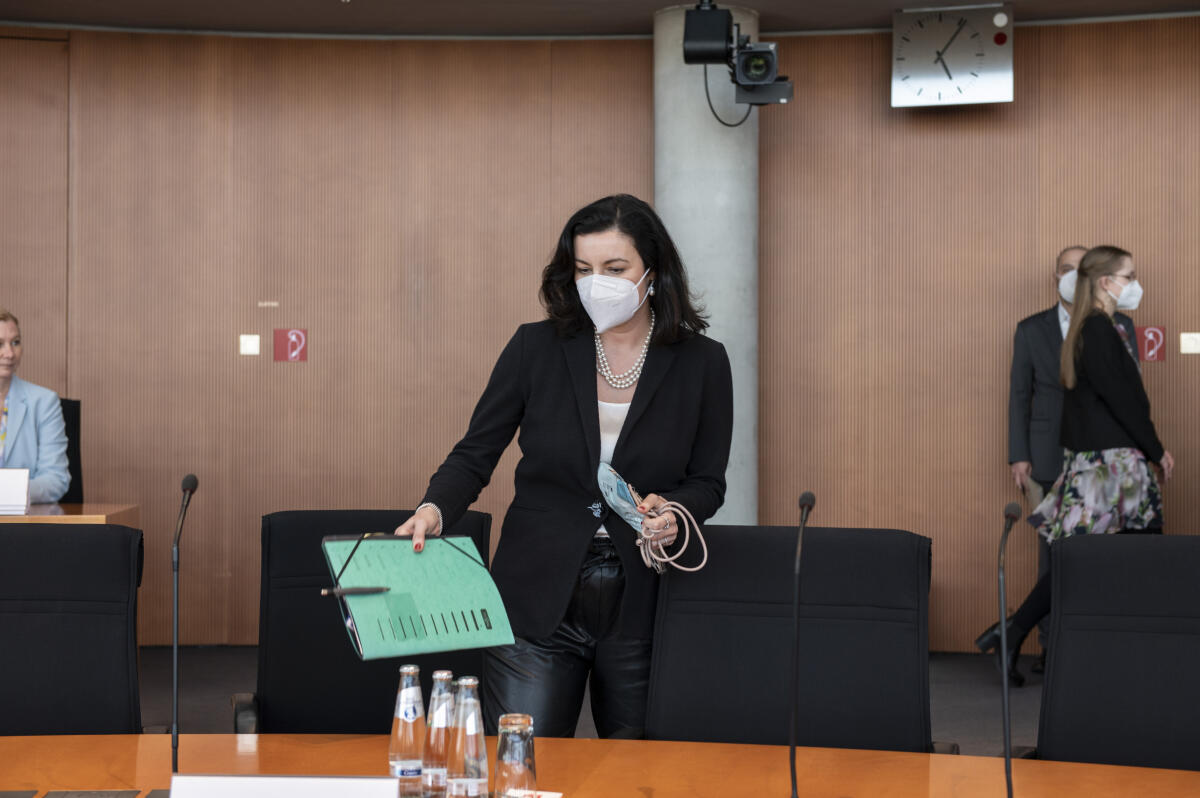 Dorothee Bär, CDU/CSU, MdB, Staatsministerin für Digitales im Bundeskanzleramt, vor Beginn einer Befragung durch den 3. Untersuchungsausschuss "Wirecard". Bär, Dorothee Dorothee Bär, CDU/CSU, MdB, Staatsministerin für Digitales im Bundeskanzleramt, vor Beginn einer Befragung durch den 3. Untersuchungsausschuss "Wirecard".