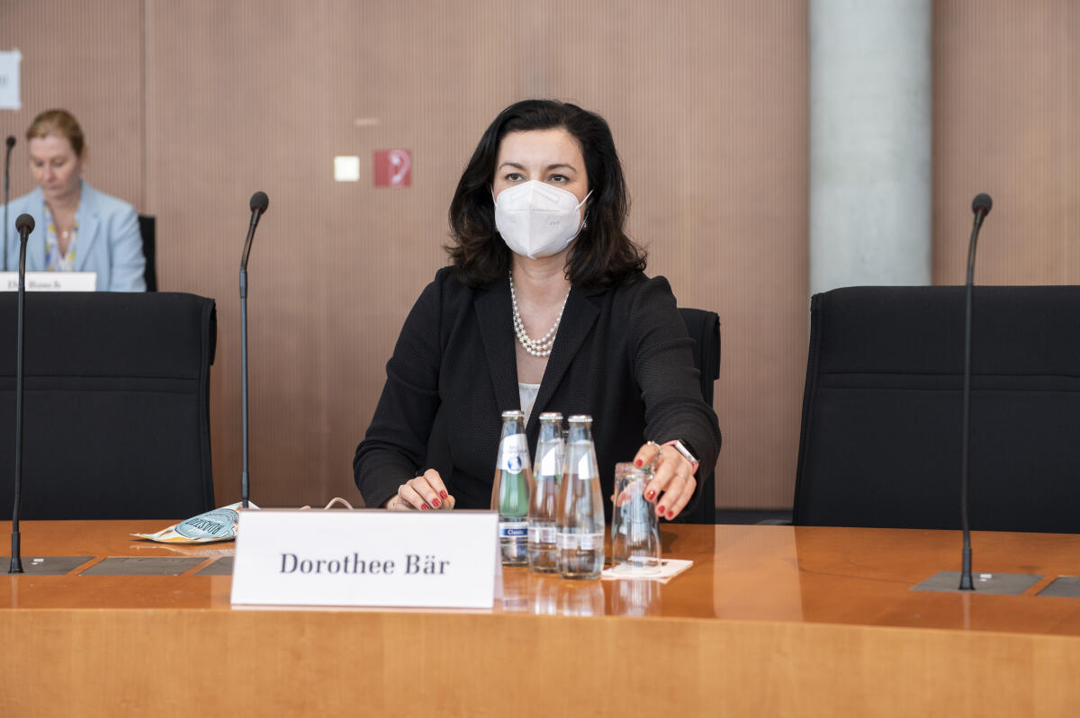 Dorothee Bär, CDU/CSU, MdB, Staatsministerin für Digitales im Bundeskanzleramt, vor Beginn einer Befragung durch den 3. Untersuchungsausschuss "Wirecard". Bär, Dorothee Dorothee Bär, CDU/CSU, MdB, Staatsministerin für Digitales im Bundeskanzleramt, vor Beginn einer Befragung durch den 3. Untersuchungsausschuss "Wirecard".