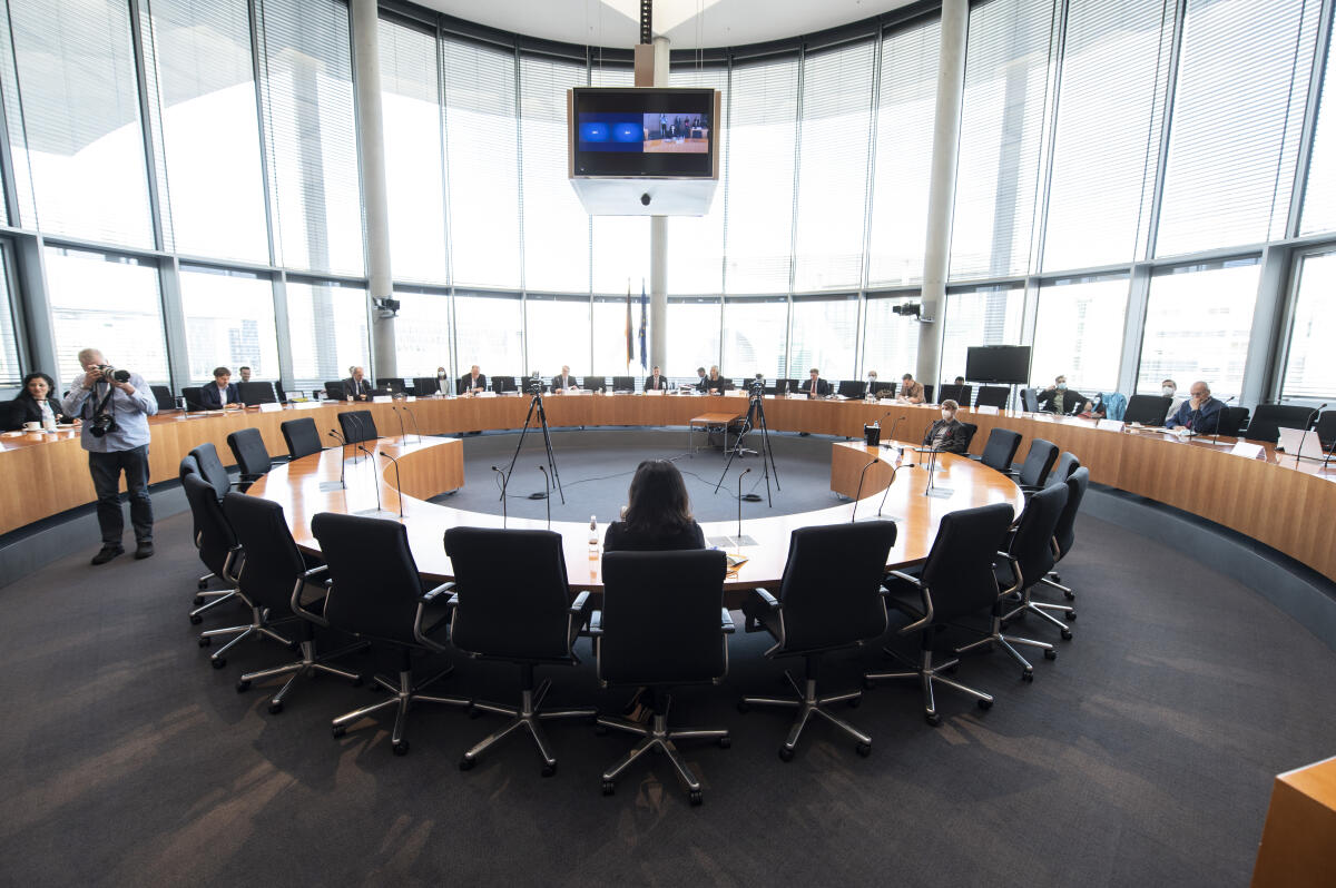 Dorothee Bär (mitte, vorne), CDU/CSU, MdB, Staatsministerin für Digitales im Bundeskanzleramt, vor Beginn einer Befragung durch den 3. Untersuchungsausschuss "Wirecard" im Europasaal im Paul-Löbe-Haus - Blick in den Sitzungssaal. Dorothee Bär (mitte, vorne), CDU/CSU, MdB, Staatsministerin für Digitales im Bundeskanzleramt, vor Beginn einer Befragung durch den 3. Untersuchungsausschuss "Wirecard" im Europasaal im Paul-Löbe-Haus - Blick in den Sitzungssaal.