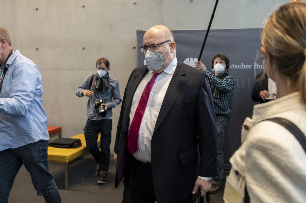 Bundeswirtschaftsminister Peter Altmaier, CDU/CSU, MdB, auf dem Weg in den Europasaal im Paul-Löbe-Haus zu einer Befragung durch den 3. Untersuchungsausschuss "Wirecard". Altmaier, Peter Bundeswirtschaftsminister Peter Altmaier, CDU/CSU, MdB, auf dem Weg in den Europasaal im Paul-Löbe-Haus zu einer Befragung durch den 3. Untersuchungsausschuss "Wirecard".