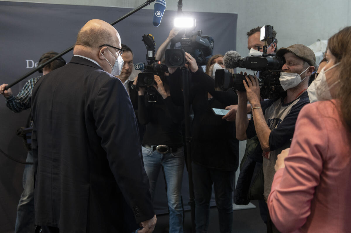 Bundeswirtschaftsminister Peter Altmaier (l), CDU/CSU, MdB, gibt ein kurzes Pressestatement vor Beginn einer Befragung durch den 3. Untersuchungsausschuss "Wirecard". Altmaier, Peter Bundeswirtschaftsminister Peter Altmaier (l), CDU/CSU, MdB, gibt ein kurzes Pressestatement vor Beginn einer Befragung durch den 3. Untersuchungsausschuss "Wirecard".