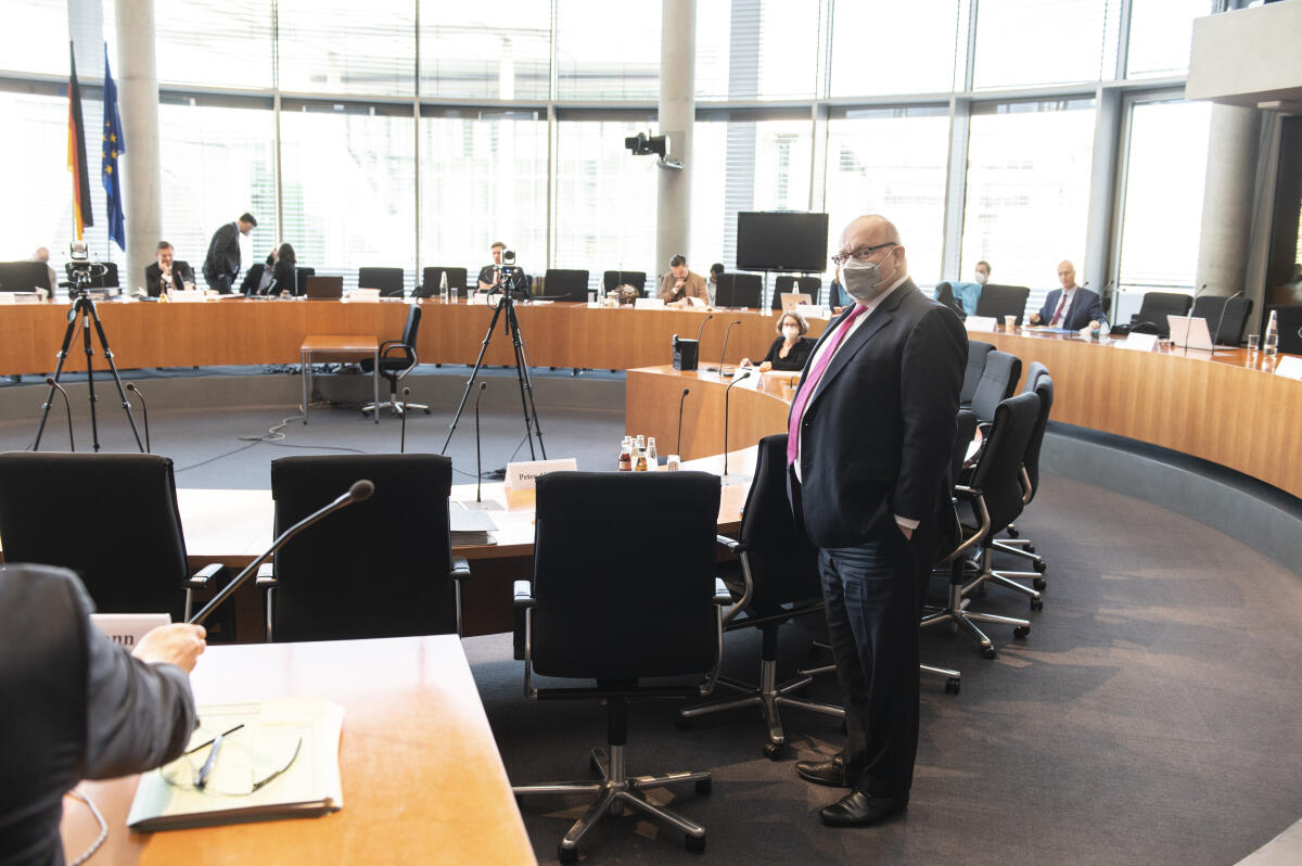 Bundeswirtschaftsminister Peter Altmaier, CDU/CSU, MdB, vor Beginn einer Befragung durch den 3. Untersuchungsausschuss "Wirecard" - Blick in den Sitzungssaal. Altmaier, Peter Bundeswirtschaftsminister Peter Altmaier, CDU/CSU, MdB, vor Beginn einer Befragung durch den 3. Untersuchungsausschuss "Wirecard" - Blick in den Sitzungssaal.
