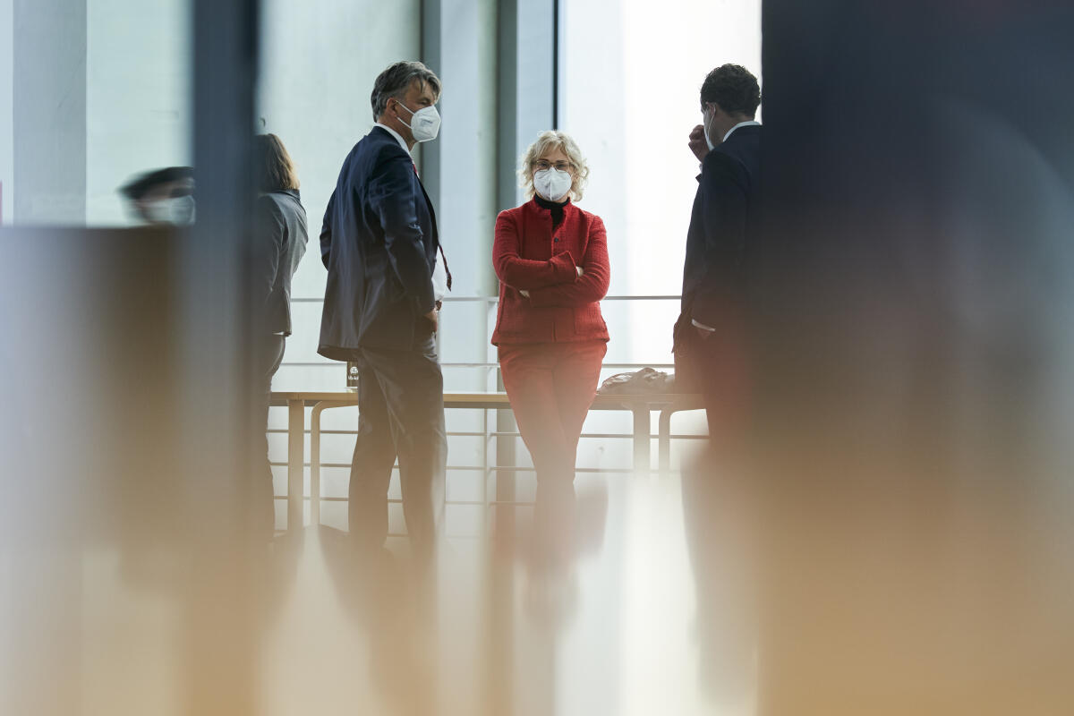 Bundesjustizministerin Christine Lambrecht (m), SPD, MdB, vor der Sitzung des 3. Untersuchungsausschusses „Wirecard“. Lambrecht, Christine Bundesjustizministerin Christine Lambrecht (m), SPD, MdB, vor der Sitzung des 3. Untersuchungsausschusses „Wirecard“.