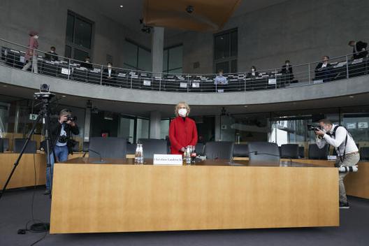 Lambrecht, Christine Marie-Elisabeth-Lüders-Haus, Anhörungssaal