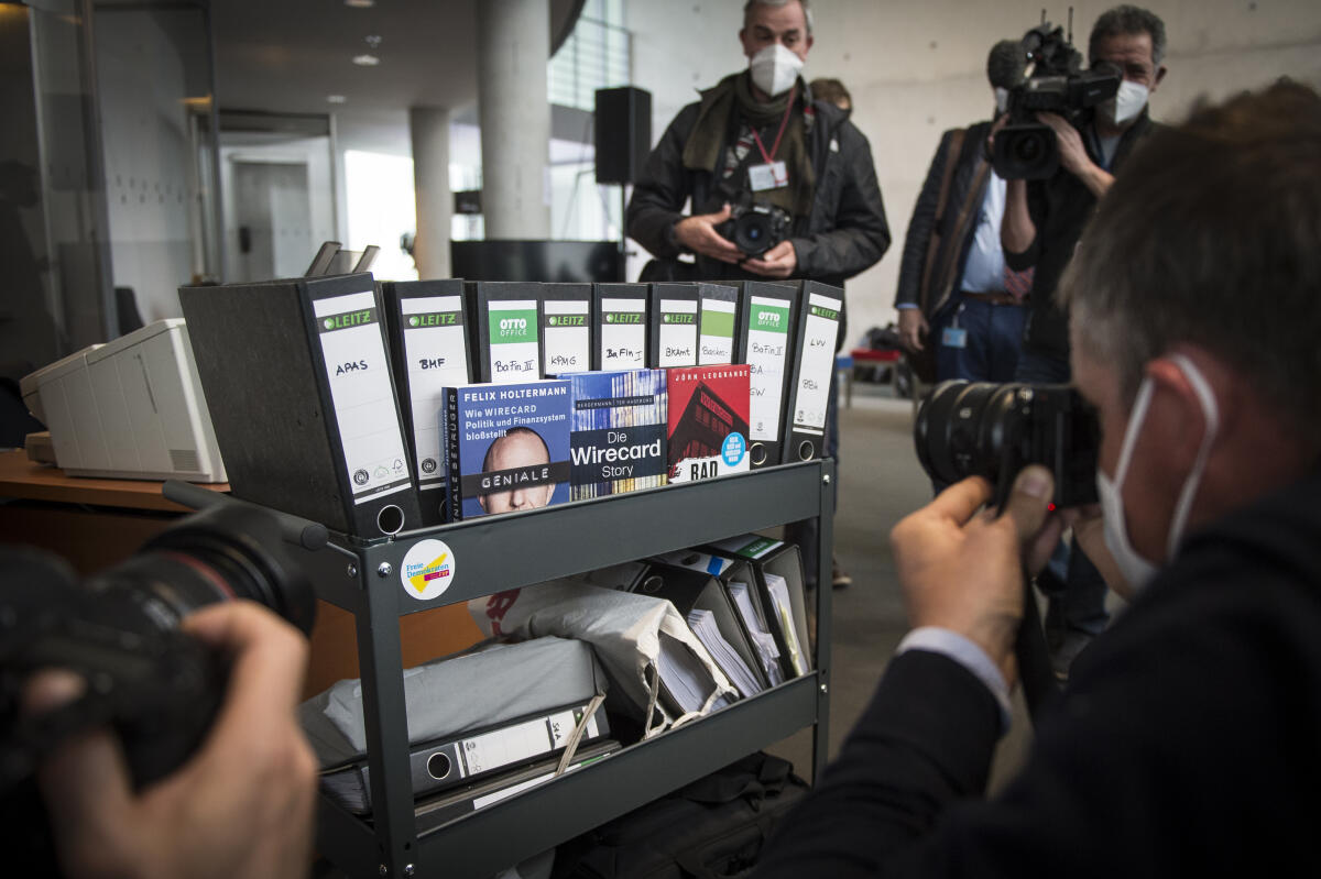  Pressevertreter fotografieren und filmen die Akten für den 3. Untersuchungsausschuss "Wirecard" vor dem Anhörungssaal im Paul-Löbe-Haus, bevor die Anhörung von Bundesfinanzminister Olaf Scholz, SPD, beginnt.