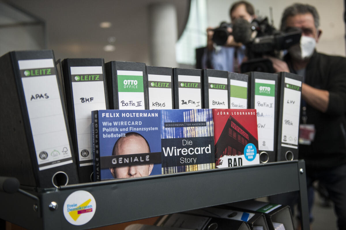  Pressevertreter fotografieren und filmen die Akten für den 3. Untersuchungsausschuss "Wirecard" vor dem Anhörungssaal im Paul-Löbe-Haus, bevor die Anhörung von Bundesfinanzminister Olaf Scholz, SPD, beginnt.