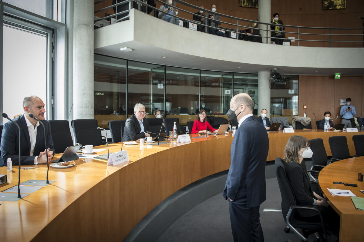 Scholz, Olaf Bundesfinanzminister Olaf Scholz (r, stehend), SPD, erscheint als Zeuge vor dem 3. Untersuchungsausschuss "Wirecard" im Anhörungssaal im Paul-Löbe-Haus.