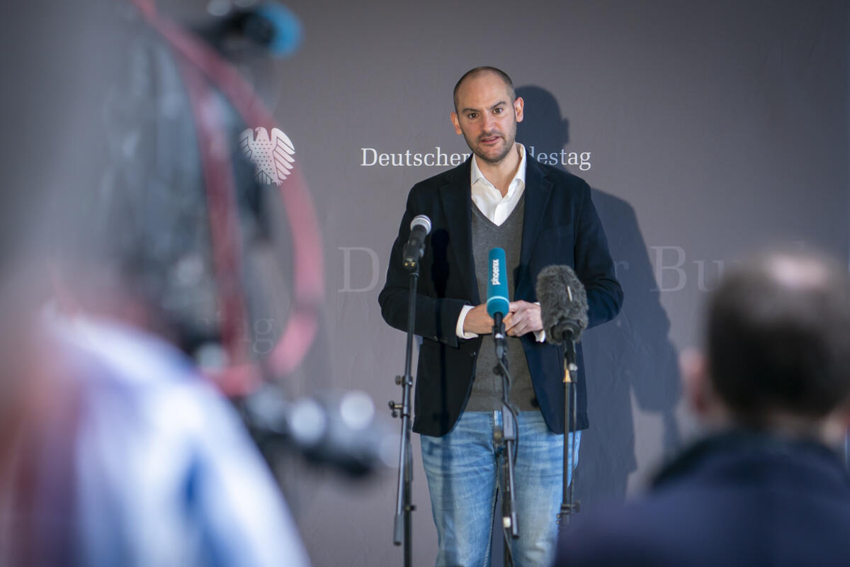 Dr. Danyal Bayaz, Bündnis 90/Die Grünen, MdB, gibt ein Statement vor Beginn der Sitzung des 3. Untersuchungsausschusses "Wirecard". Bayaz, Danyal Dr. Danyal Bayaz, Bündnis 90/Die Grünen, MdB, gibt ein Statement vor Beginn der Sitzung des 3. Untersuchungsausschusses "Wirecard".