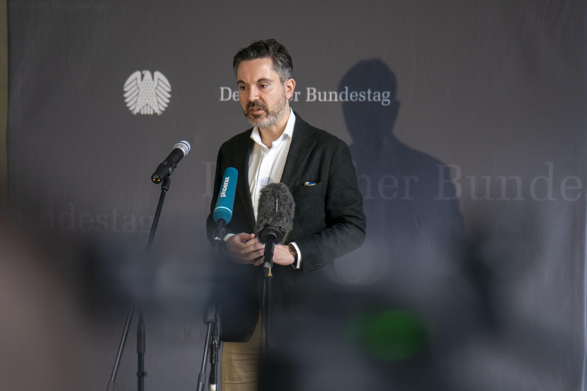Fabio De Masi, Die Linke, MdB, gibt ein Statement vor Beginn der Sitzung des 3. Untersuchungsausschusses "Wirecard". De Masi, Fabio Fabio De Masi, Die Linke, MdB, gibt ein Statement vor Beginn der Sitzung des 3. Untersuchungsausschusses "Wirecard".