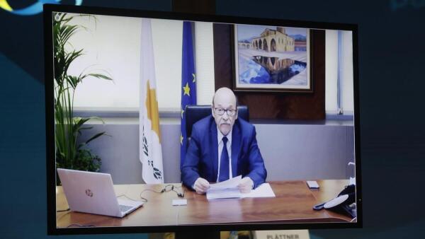 Adamou, Adamos Keine Bundestagsliegenschaft