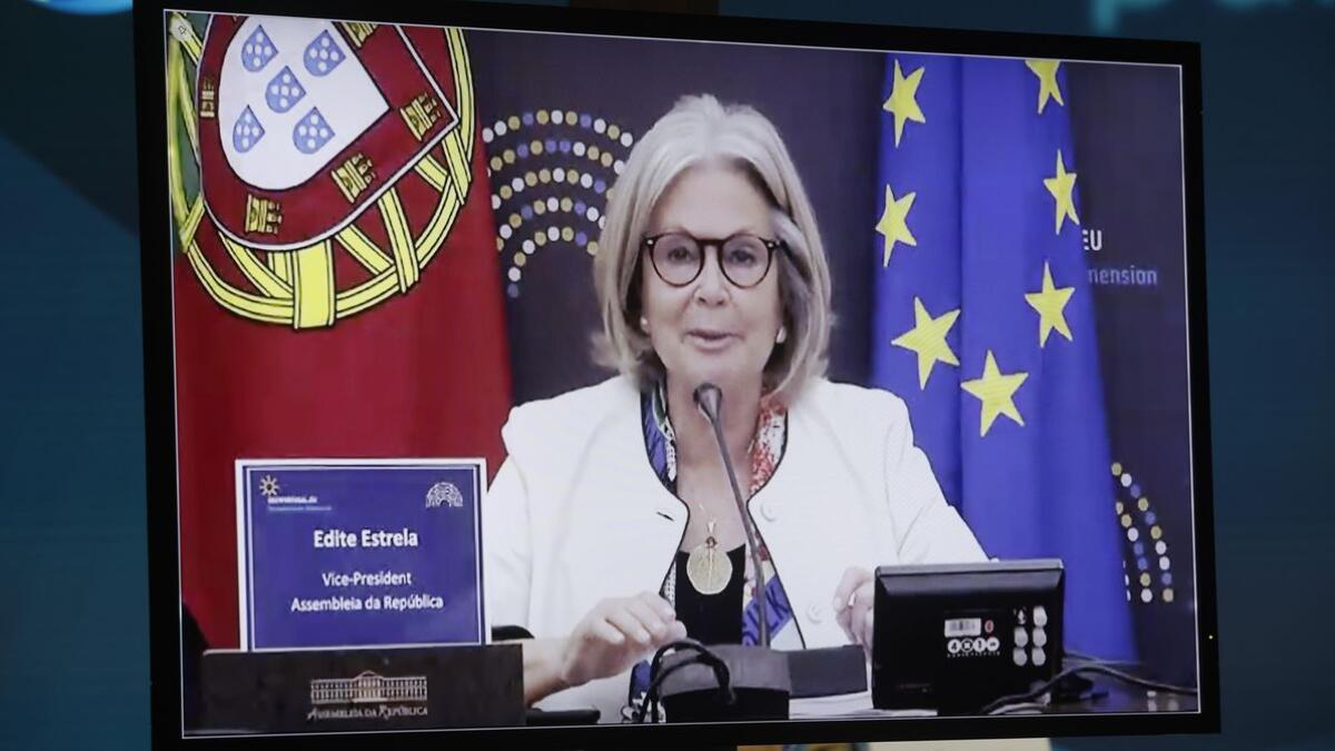 Edite Estrela, Vizepräsidentin der Versammlung der Portugiesischen Republik, im Gespräch mit Kollegen und Kolleginnen während der Konferenz der Parlamentspräsidentinnen und Parlamentspräsidenten der nationalen Parlamente der EU-Mitgliedstaaten und des Europäischen Parlaments (EU-PPK).; Diese fand coronabedingt als Videokonferenz statt. Estrela, Edite Edite Estrela, Vizepräsidentin der Versammlung der Portugiesischen Republik, im Gespräch mit Kollegen und Kolleginnen während der Konferenz der Parlamentspräsidentinnen und Parlamentspräsidenten der nationalen Parlamente der EU-Mitgliedstaaten und des Europäischen Parlaments (EU-PPK).; Diese fand coronabedingt als Videokonferenz statt.