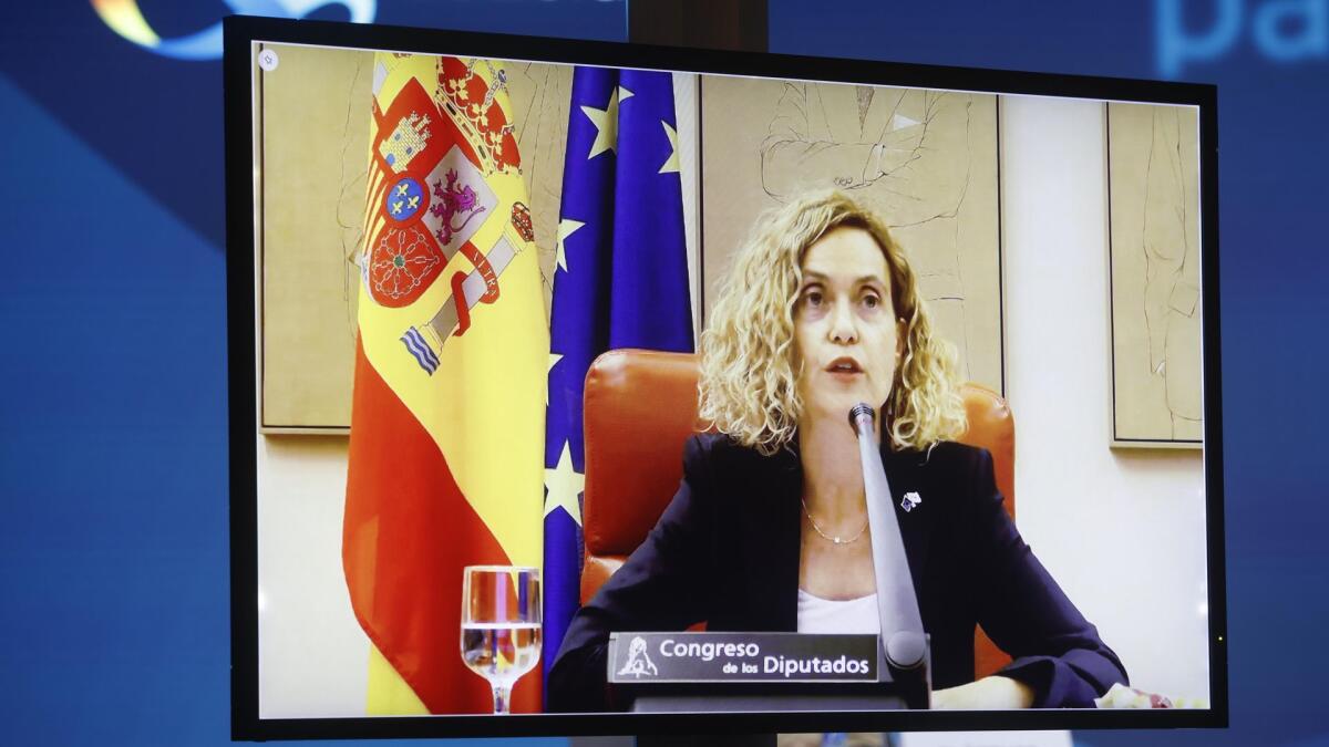 Meritxell Batet Lamaña, Präsidentin des spanischen Abgeordnetenhauses, im Gespräch mit Kolleginnen und Kollegen während der Konferenz der Parlamentspräsidentinnen und Parlamentspräsidenten der nationalen Parlamente der EU-Mitgliedstaaten und des Europäischen Parlaments (EU-PPK) Batet Lamaña, Meritxell Meritxell Batet Lamaña, Präsidentin des spanischen Abgeordnetenhauses, im Gespräch mit Kolleginnen und Kollegen während der Konferenz der Parlamentspräsidentinnen und Parlamentspräsidenten der nationalen Parlamente der EU-Mitgliedstaaten und des Europäischen Parlaments (EU-PPK)