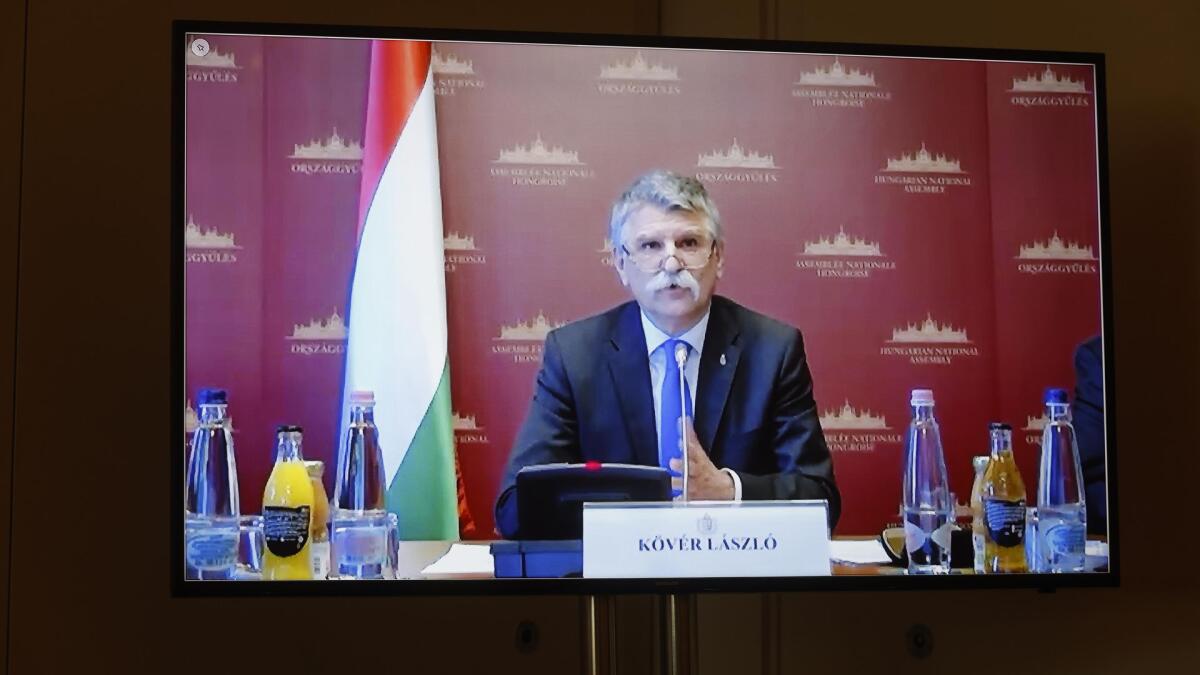 László Kövér, Präsident der ungarischen Nationalversammlung, im Gespräch mit Kolleginnen und Kollegen während der Konferenz der Parlamentspräsidentinnen und Parlamentspräsidenten der nationalen Parlamente der EU-Mitgliedstaaten und des Europäischen Parlaments (EU-PPK) Kövér, László László Kövér, Präsident der ungarischen Nationalversammlung, im Gespräch mit Kolleginnen und Kollegen während der Konferenz der Parlamentspräsidentinnen und Parlamentspräsidenten der nationalen Parlamente der EU-Mitgliedstaaten und des Europäischen Parlaments (EU-PPK)