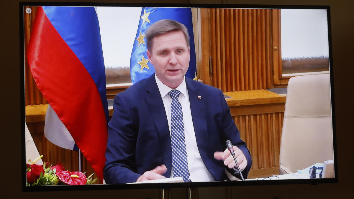 Igor Zorčič, Präsident der slowenischen Nationalversammlung, im Gespräch mit Kollegen und Kolleginnen während der Konferenz der Parlamentspräsidentinnen und Parlamentspräsidenten der nationalen Parlamente der EU-Mitgliedstaaten und des Europäischen Parlaments (EU-PPK) Zorčič, Igor Igor Zorčič, Präsident der slowenischen Nationalversammlung, im Gespräch mit Kollegen und Kolleginnen während der Konferenz der Parlamentspräsidentinnen und Parlamentspräsidenten der nationalen Parlamente der EU-Mitgliedstaaten und des Europäischen Parlaments (EU-PPK)