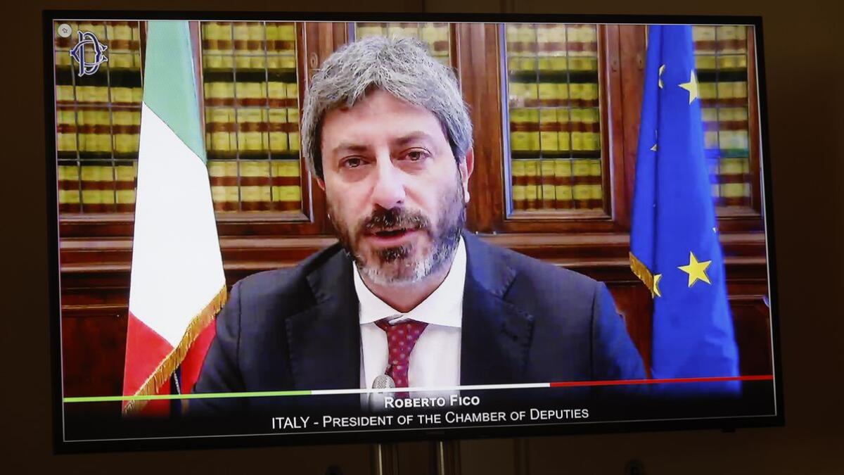 Roberto Fico, Präsident der italienischen Abgeordnetenkammer, im Gespräch mit Kolleginnen und Kollegen während der Konferenz der Parlamentspräsidentinnen und Parlamentspräsidenten der nationalen Parlamente der EU-Mitgliedstaaten und des Europäischen Parlaments (EU-PPK).; Diese fand coronabedingt im Videoformat statt. Fico, Roberto Roberto Fico, Präsident der italienischen Abgeordnetenkammer, im Gespräch mit Kolleginnen und Kollegen während der Konferenz der Parlamentspräsidentinnen und Parlamentspräsidenten der nationalen Parlamente der EU-Mitgliedstaaten und des Europäischen Parlaments (EU-PPK).; Diese fand coronabedingt im Videoformat statt.