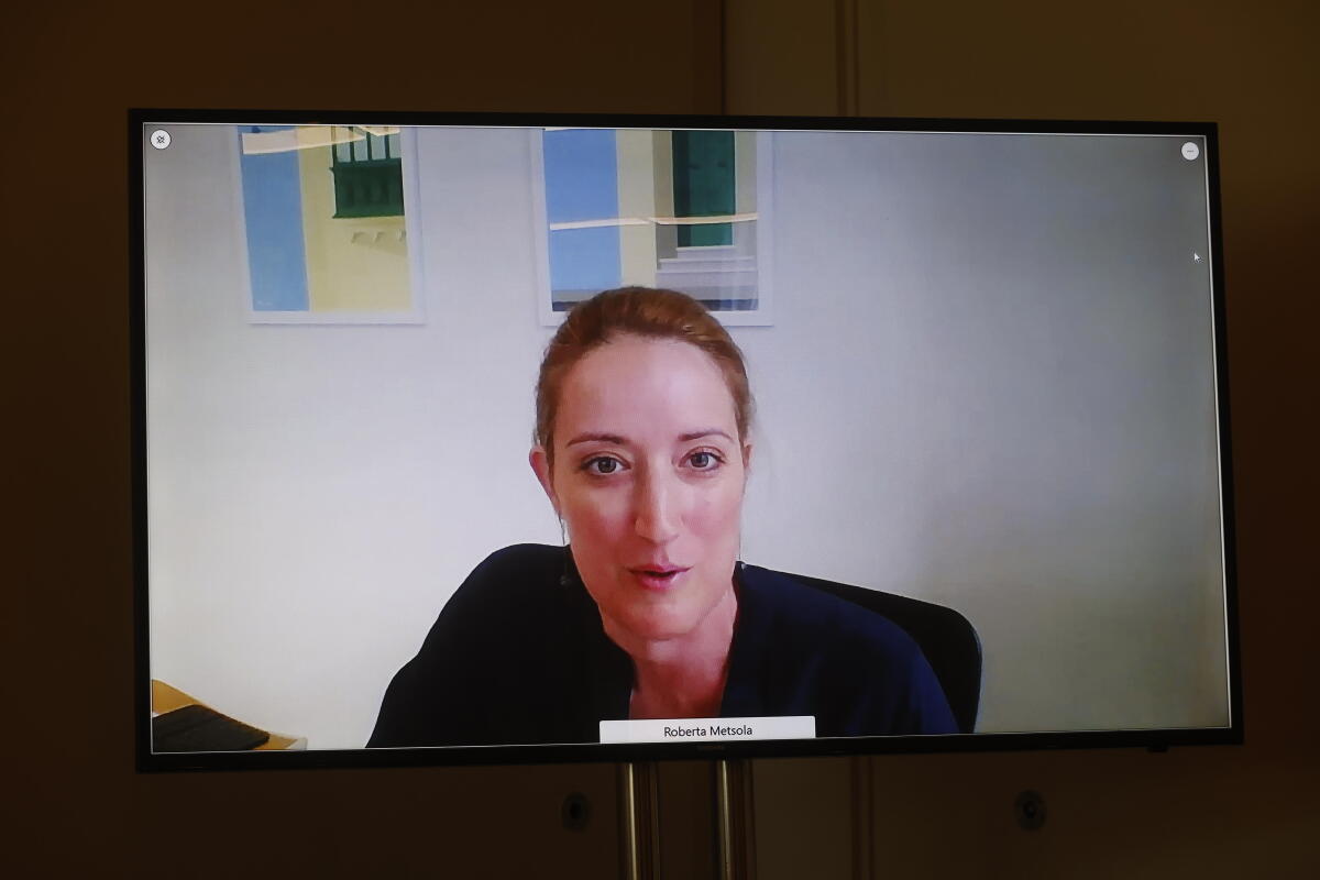 Roberta Metsola, Vizepräsidentin des Europäischen Parlaments, im Gespräch mit Kolleginnen und Kollegen während der Konferenz der Parlamentspräsidentinnen und Parlamentspräsidenten der nationalen Parlamente der EU-Mitgliedstaaten und des Europäischen Parlaments (EU-PPK).; Diese fand coronabedingt im Videoformat statt. Metsola, Roberta Roberta Metsola, Vizepräsidentin des Europäischen Parlaments, im Gespräch mit Kolleginnen und Kollegen während der Konferenz der Parlamentspräsidentinnen und Parlamentspräsidenten der nationalen Parlamente der EU-Mitgliedstaaten und des Europäischen Parlaments (EU-PPK).; Diese fand coronabedingt im Videoformat statt.