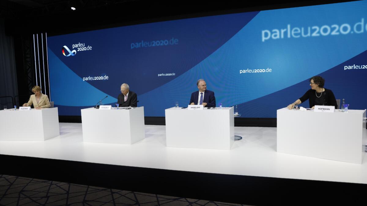 Anke Plättner (li.), Moderatorin, Dr. Wolfgang Schäuble, Präsident des Deutschen Bundestages (2. v. li.), Dr. Reiner Haseloff (3. v. li), Präsident des Bundesrates und Prof. Jeanette Hofmann (re.), Professorin an der Freien Universität Berlin, während der Konferenz der Parlamentspräsidentinnen und Parlamentspräsidenten der nationalen Parlamente der EU-Mitgliedstaaten und des Europäischen Parlaments (EU-PPK).; Diese fand coronabedingt als Videokonferenz statt. Plättner, Anke; Schäuble, Wolfgang; Haseloff, Reiner; Hofmann, Jeanette Anke Plättner (li.), Moderatorin, Dr. Wolfgang Schäuble, Präsident des Deutschen Bundestages (2. v. li.), Dr. Reiner Haseloff (3. v. li), Präsident des Bundesrates und Prof. Jeanette Hofmann (re.), Professorin an der Freien Universität Berlin, während der Konferenz der Parlamentspräsidentinnen und Parlamentspräsidenten der nationalen Parlamente der EU-Mitgliedstaaten und des Europäischen Parlaments (EU-PPK).; Diese fand coronabedingt als Videokonferenz statt.