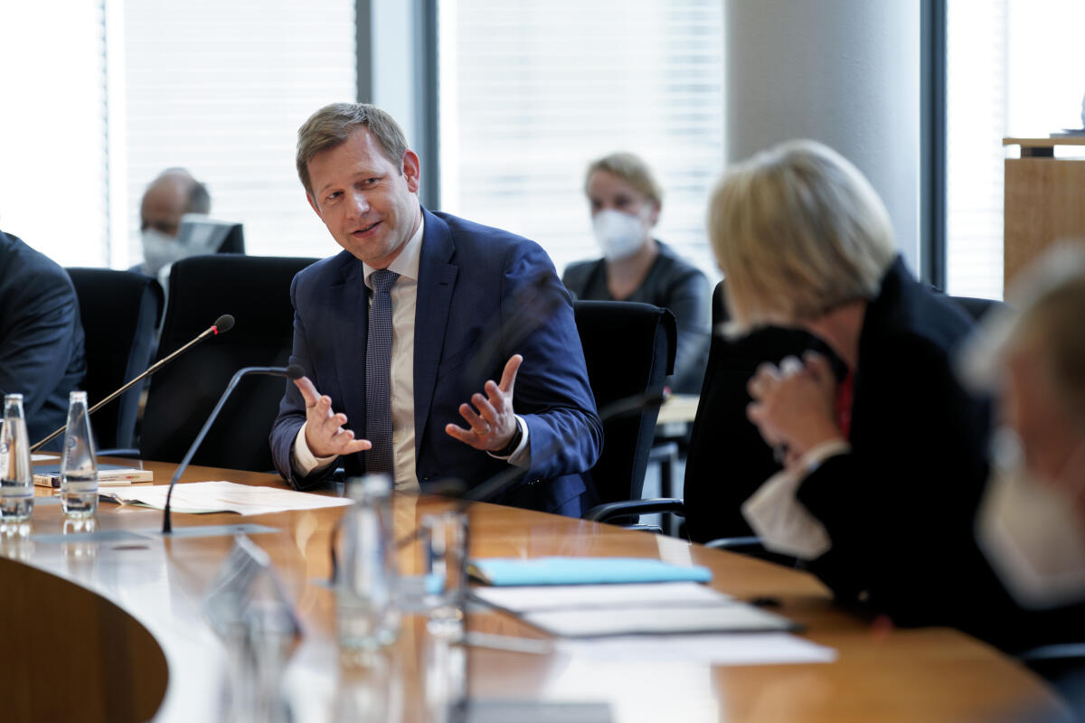 Der stellvertretende Vorsitzende Thomas Erndl (l), CDU/CSU, MdB, bei der 28. Sitzung des Unterausschusses Auswärtige Kultur- und Bildungspolitik, im Gespräch mit der Bundesministerin für Bildung und Forschung, Anja Karliczek (r), CDU/CSU, MdB, über die Arbeit und Projekte auf dem Gebiet der AKBP. Karliczek, Anja; Erndl, Thomas Der stellvertretende Vorsitzende Thomas Erndl (l), CDU/CSU, MdB, bei der 28. Sitzung des Unterausschusses Auswärtige Kultur- und Bildungspolitik, im Gespräch mit der Bundesministerin für Bildung und Forschung, Anja Karliczek (r), CDU/CSU, MdB, über die Arbeit und Projekte auf dem Gebiet der AKBP.