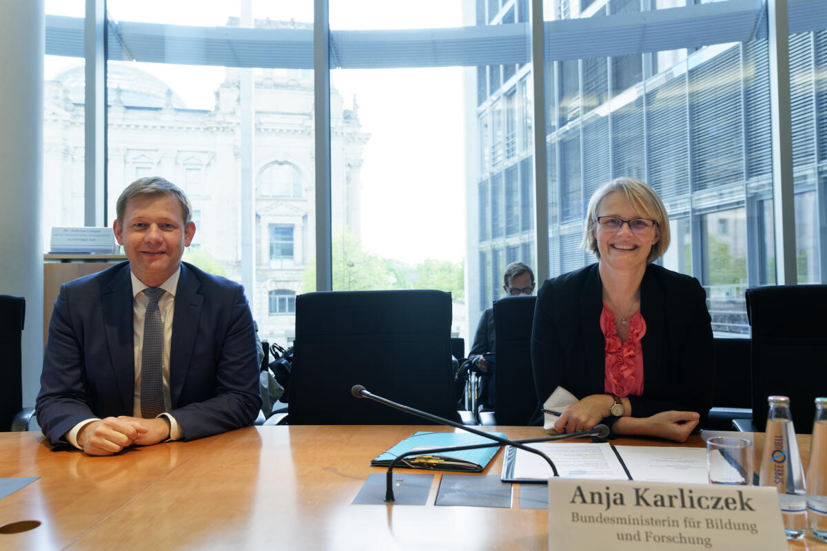 Der stellvertretende Vorsitzende Thomas Erndl (l), CDU/CSU, MdB, bei der 28. Sitzung des Unterausschusses Auswärtige Kultur- und Bildungspolitik, im Gespräch mit der Bundesministerin für Bildung und Forschung, Anja Karliczek (r), CDU/CSU, MdB, über die Arbeit und Projekte auf dem Gebiet der AKBP. Karliczek, Anja; Erndl, Thomas Der stellvertretende Vorsitzende Thomas Erndl (l), CDU/CSU, MdB, bei der 28. Sitzung des Unterausschusses Auswärtige Kultur- und Bildungspolitik, im Gespräch mit der Bundesministerin für Bildung und Forschung, Anja Karliczek (r), CDU/CSU, MdB, über die Arbeit und Projekte auf dem Gebiet der AKBP.