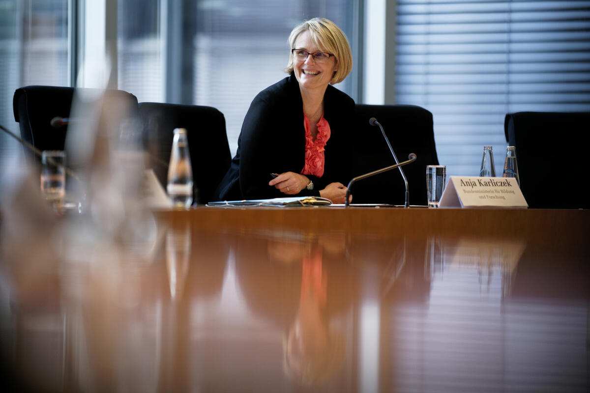 28. Sitzung des Unterausschusses Auswärtige Kultur- und Bildungspolitik: Gespräch mit Bundesministerin für Bildung und Forschung, Anja Karliczek, CDU/CSU, MdB, über die Arbeit und Projekte auf dem Gebiet der AKBP. Karliczek, Anja 28. Sitzung des Unterausschusses Auswärtige Kultur- und Bildungspolitik: Gespräch mit Bundesministerin für Bildung und Forschung, Anja Karliczek, CDU/CSU, MdB, über die Arbeit und Projekte auf dem Gebiet der AKBP.