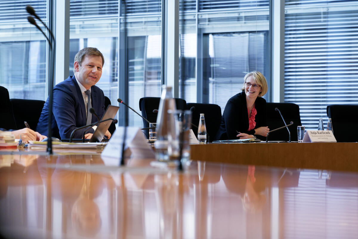 Der stellvertretende Vorsitzende Thomas Erndl (l), CDU/CSU, MdB, bei der 28. Sitzung des Unterausschusses Auswärtige Kultur- und Bildungspolitik, im Gespräch mit der Bundesministerin für Bildung und Forschung, Anja Karliczek (r), CDU/CSU, MdB, über die Arbeit und Projekte auf dem Gebiet der AKBP. Karliczek, Anja; Erndl, Thomas Der stellvertretende Vorsitzende Thomas Erndl (l), CDU/CSU, MdB, bei der 28. Sitzung des Unterausschusses Auswärtige Kultur- und Bildungspolitik, im Gespräch mit der Bundesministerin für Bildung und Forschung, Anja Karliczek (r), CDU/CSU, MdB, über die Arbeit und Projekte auf dem Gebiet der AKBP.