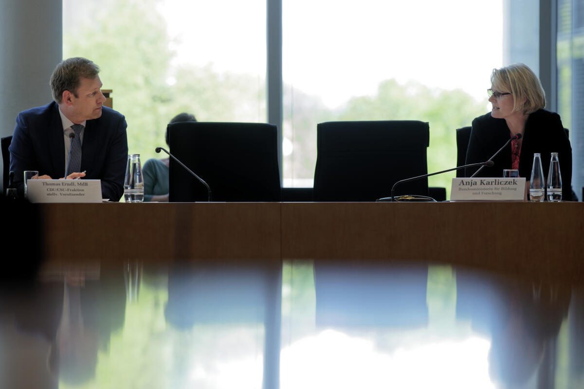 Der stellvertretende Vorsitzende Thomas Erndl (l), CDU/CSU, MdB, bei der 28. Sitzung des Unterausschusses Auswärtige Kultur- und Bildungspolitik, im Gespräch mit der Bundesministerin für Bildung und Forschung, Anja Karliczek (r), CDU/CSU, MdB, über die Arbeit und Projekte auf dem Gebiet der AKBP. Karliczek, Anja; Erndl, Thomas Der stellvertretende Vorsitzende Thomas Erndl (l), CDU/CSU, MdB, bei der 28. Sitzung des Unterausschusses Auswärtige Kultur- und Bildungspolitik, im Gespräch mit der Bundesministerin für Bildung und Forschung, Anja Karliczek (r), CDU/CSU, MdB, über die Arbeit und Projekte auf dem Gebiet der AKBP.