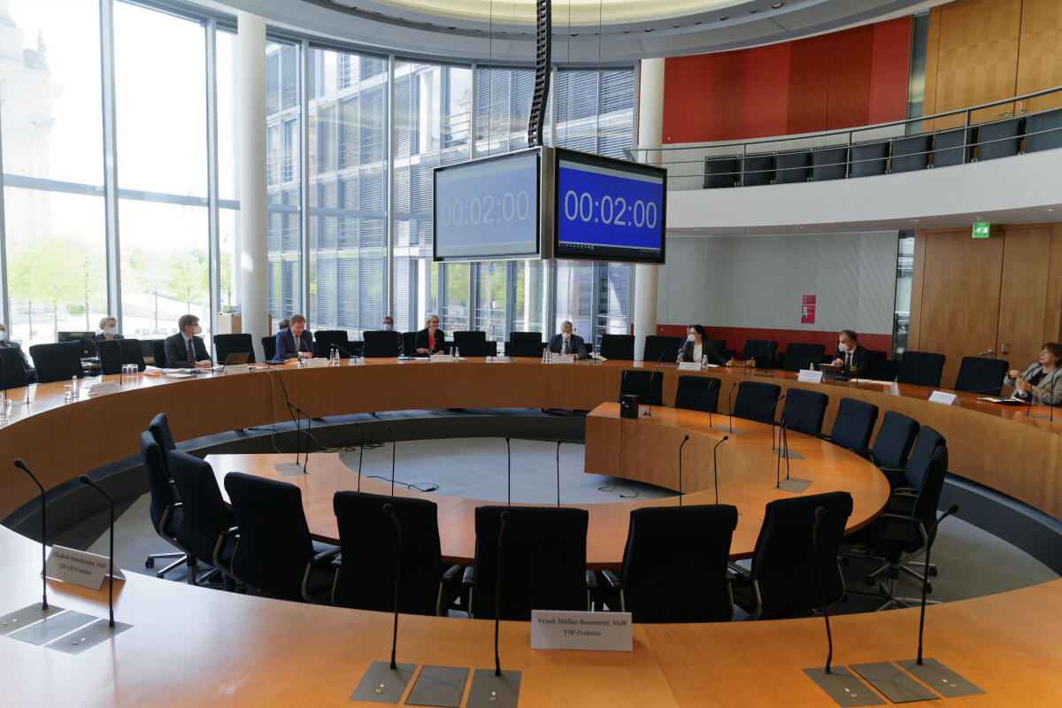 In der 28. Sitzung des Unterausschusses Auswärtige Kultur- und Bildungspolitik ist Anja Karliczek, Bundesministerin für Bildung und Forschung, zu Gast, um über die Arbeit und Projekte auf dem Gebiet der AKBP zu sprechen.; Blick in den Sitzungssaal. In der 28. Sitzung des Unterausschusses Auswärtige Kultur- und Bildungspolitik ist Anja Karliczek, Bundesministerin für Bildung und Forschung, zu Gast, um über die Arbeit und Projekte auf dem Gebiet der AKBP zu sprechen.; Blick in den Sitzungssaal.