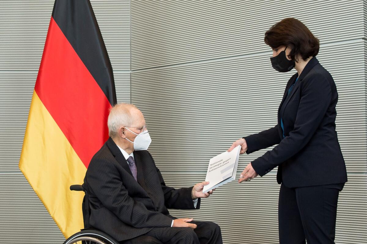 Bundestagspräsident Wolfgang Schäuble (l), CDU/CSU, MdB, empfängt die österreichische Bundesministerin für EU und Verfassung, Frau Karoline Edtstadler (r), zu einem Gespräch.; Frau Karoline Edtstadler übergibt dem Bundestagspräsidenten eine Schrift zur Nationalen Strategie gegen Antisemitismus. Schäuble, Wolfgang Bundestagspräsident Wolfgang Schäuble (l), CDU/CSU, MdB, empfängt die österreichische Bundesministerin für EU und Verfassung, Frau Karoline Edtstadler (r), zu einem Gespräch.; Frau Karoline Edtstadler übergibt dem Bundestagspräsidenten eine Schrift zur Nationalen Strategie gegen Antisemitismus.